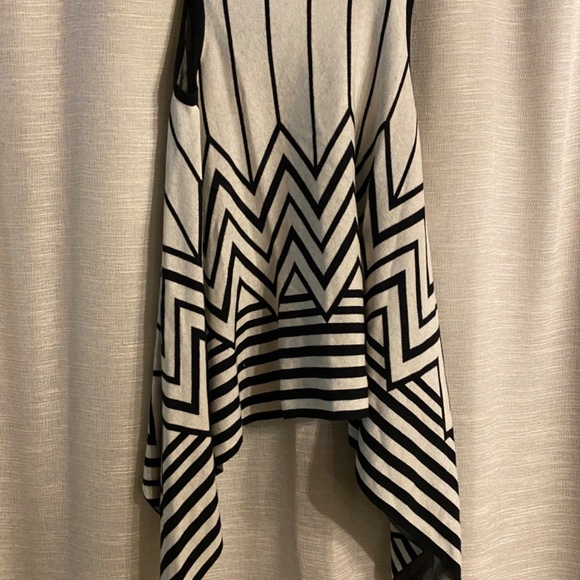 Target Patterned Oversized Vest - Picture 2 of 4